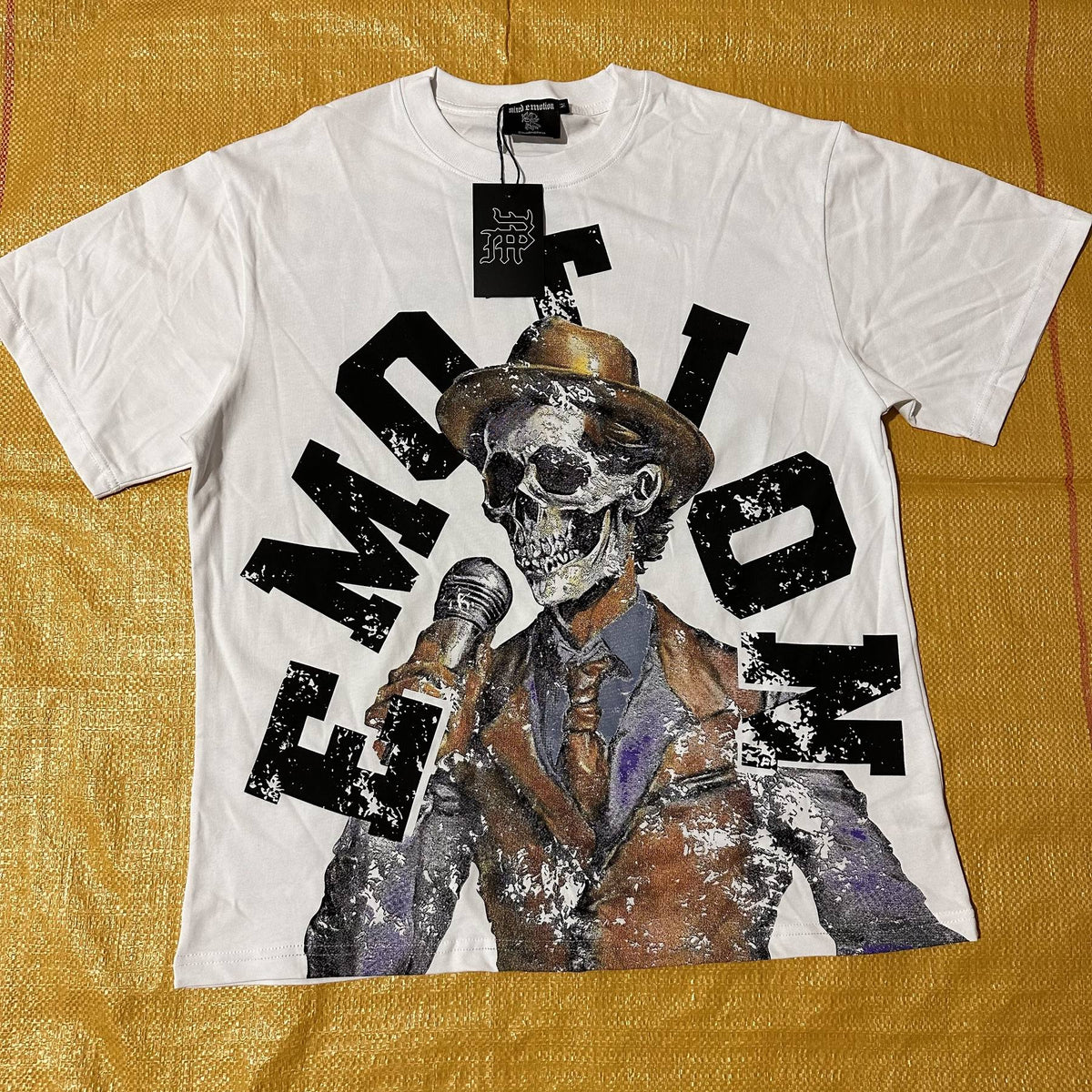 MIXED EMOTION Distressed Skull Graphic T-Shirt